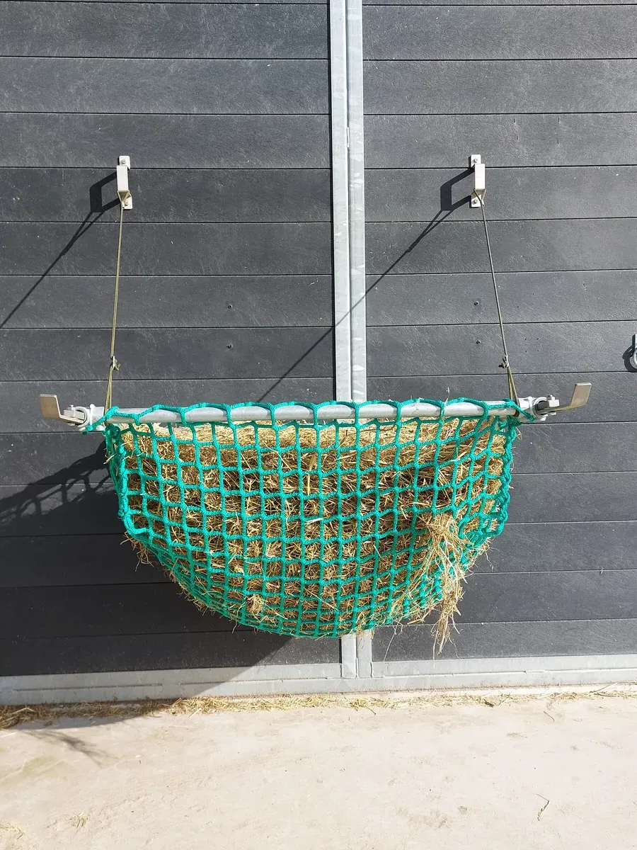 Easy Slowfeeder net gevuld met hooi