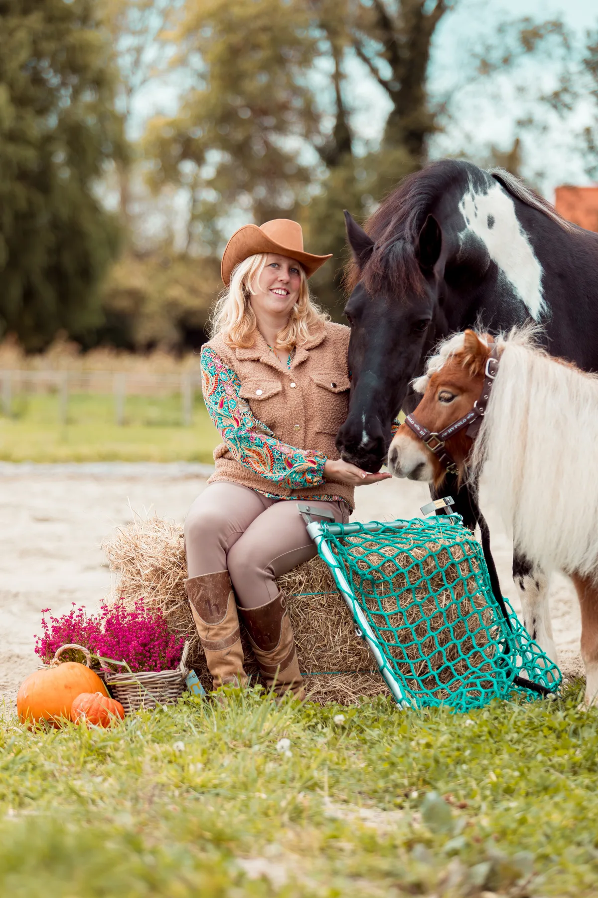 Albertine met haar paard en pony, buiten bij de Easy Slowfeeder