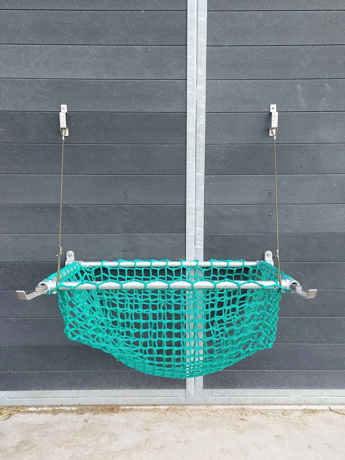 Lege Easy Slowfeeder met geopende hendels